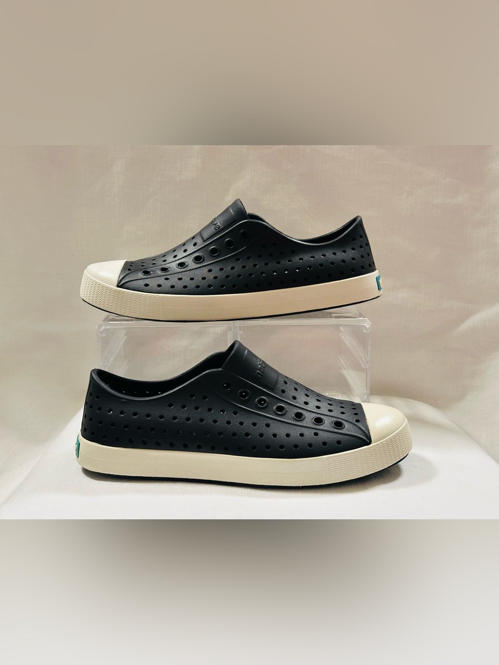 Native Jefferson Slip On Shoes
Unisex Mens 7 Womens 9 Black
Perforated Casual